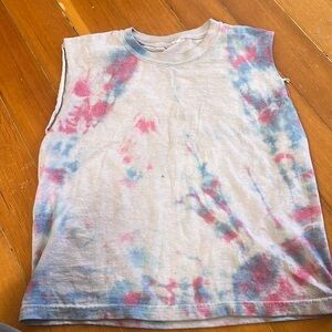 Slightly cropped tie dye tshirt, with sleeves cut off.